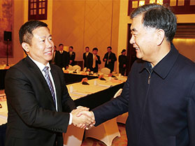 十九屆中央政治局常委，第十三屆全國(guó)政協(xié)主席汪洋與周海江握手合影